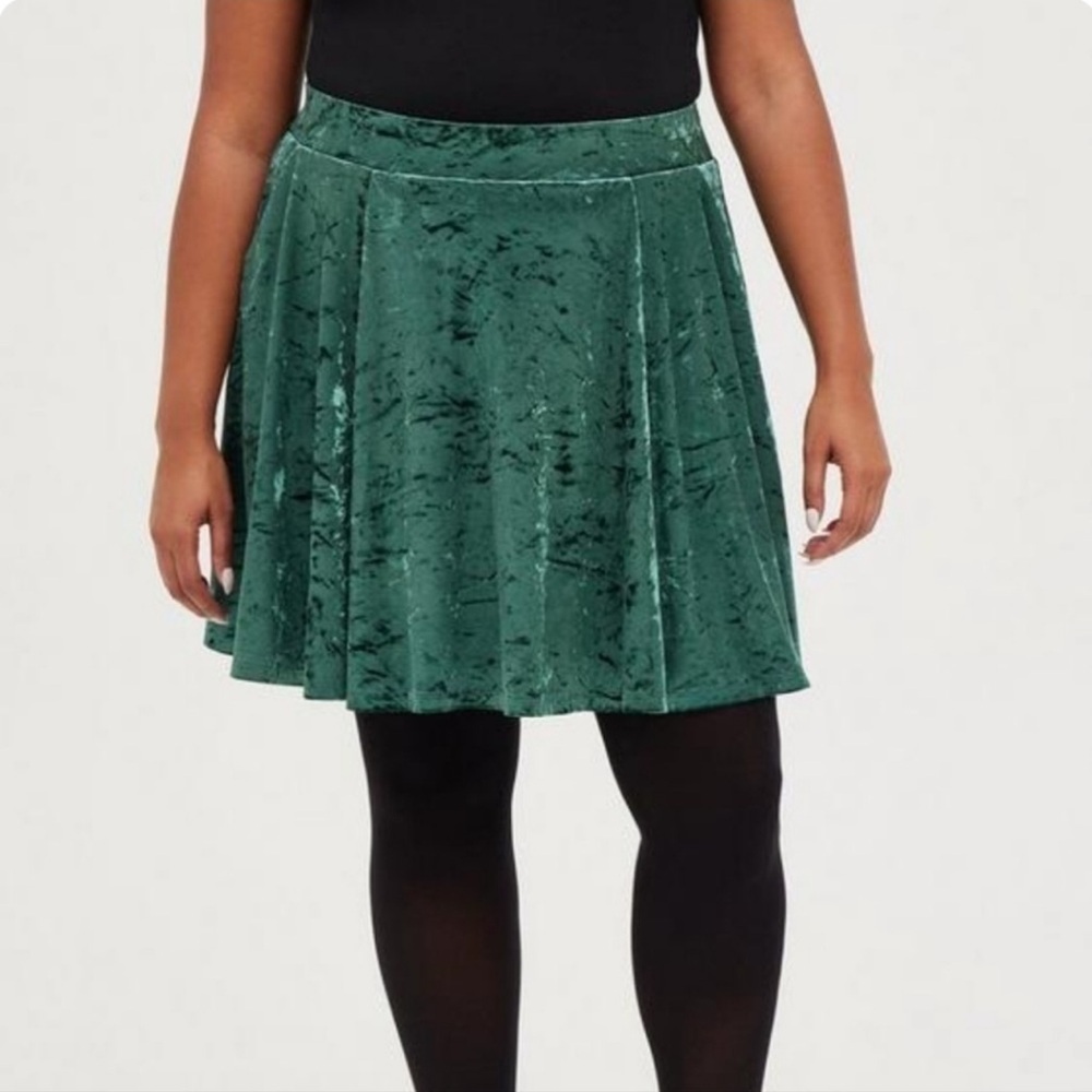 Torrid Mini Velvet Green Skater Skirt Size 2X - Picture 2 of 8